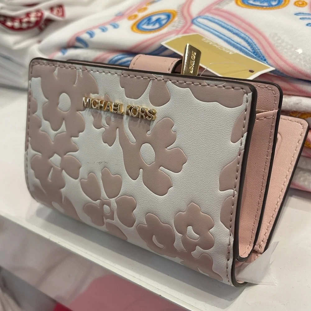 Michael Kors Jet Set Medium Floral Print Bi-Fold Wallet 
POWDER BLUSH
NWT - Picture 10 of 16